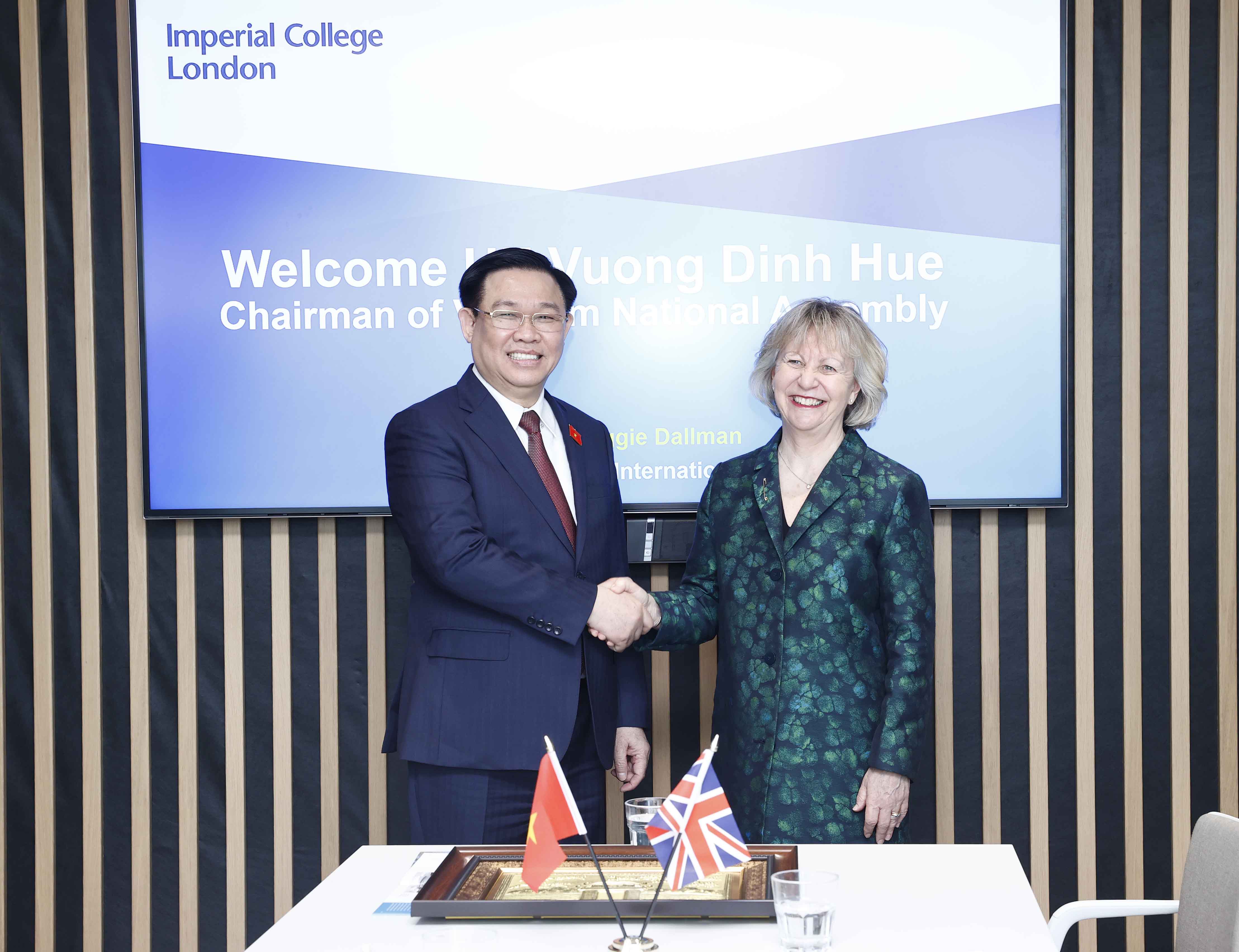 GS.TS VƯƠNG ĐÌNH HUỆ - CHỦ TỊCH QUỐC HỘI TIẾP LÃNH ĐẠO TRƯỜNG IMPERIAL COLLEGE LONDON